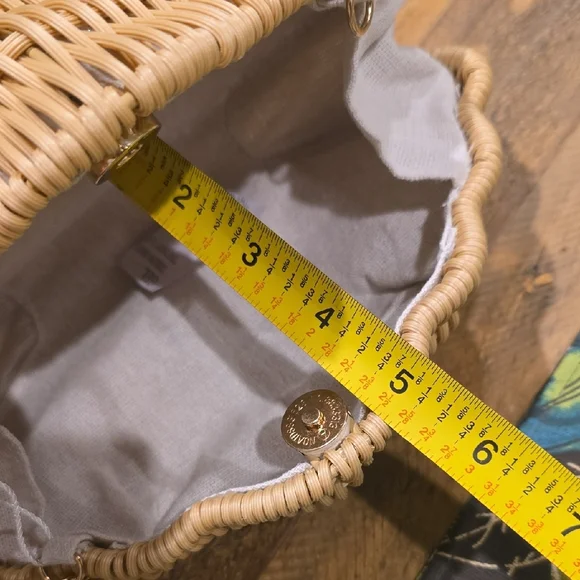 NWT Tommy Bahama Seashell Bag with Gold Chain - Picture 6 of 10